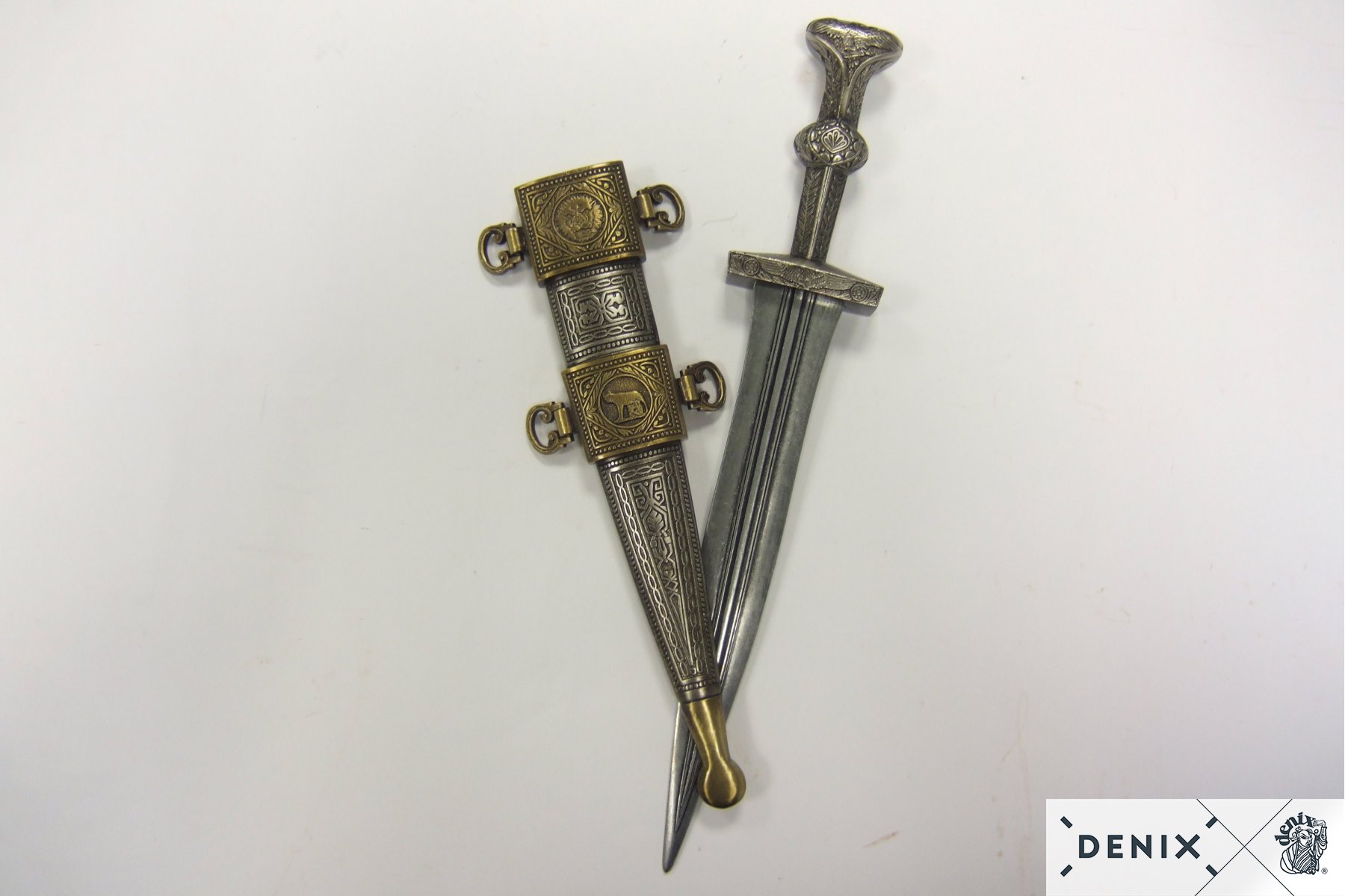 Roman dagger plated with scabbard